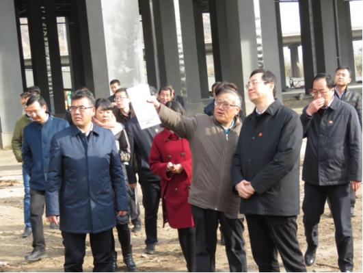 省委常委、西寧市委書(shū)記王曉在青海省物產(chǎn)集團(tuán)總公司黨委書(shū)記、總經(jīng)理王玉輝陪同下，深入青海物產(chǎn)朝陽(yáng)物流園區(qū)。