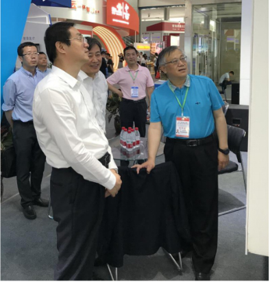 省委常委、西寧市委書(shū)記王曉蒞臨第十九屆青洽會(huì)青海物產(chǎn)展位參觀